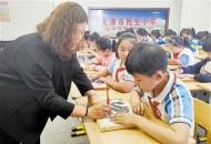 剪纸技艺进校园 非遗文化共传承