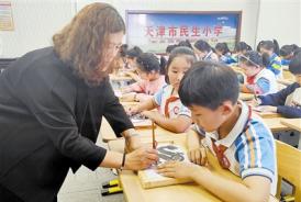 剪纸技艺进校园 非遗文化共传承