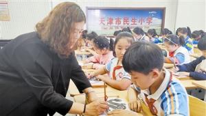 剪纸技艺进校园 非遗文化共传承