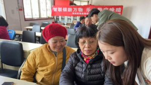 郑州“数智银龄”实践团助老人跨“鸿沟”