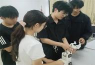 深耕实验室攻坚科创——郑州经贸学院学子自研仿生机械手