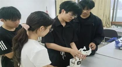 深耕实验室攻坚科创——郑州经贸学院学子自研仿生机械手